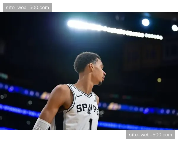 文班亚马6助攻展现策应能力 马刺进攻发起点多从其高位开始